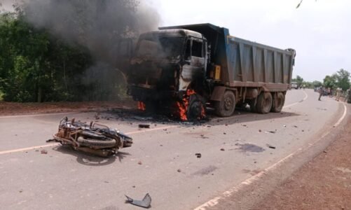 BREAKING : स्कूल जा रहे बाइक सवार बच्चों को हाईवा ने मारी ठोकर, मौके पर एक की मौत…ग्रामीणों ने वाहन में लगाई आग