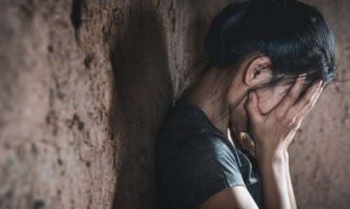 CG – ब्वायफ्रेंड ने गर्लफ्रेंड का कराया गैंगरेप, पहले मिलने बुलाया, फिर दोस्तों संग शराब पार्टी कर गर्लफ्रेंड संग किया सामूहिक दुष्कर्म