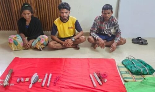 2 लाख के महिला ईनामी नक्सली को पुलिस ने किया गिरफ़्तार, ज़ब्त किए संदिग्ध औज़ार