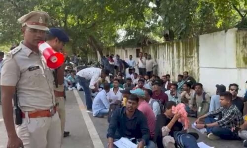गृहमंत्री के बंगले के बाहर धरने पर बैठे सब इंस्पेक्टर परीक्षार्थी, इच्छा मृत्यु की कर रहे मांग…जानें क्या है वजह