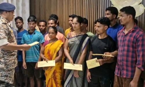 5 हार्डकोर नक्सली समेत 25 नक्सलीयों ने किया आत्मसमर्पण, छग सरकार की निति से प्रभावित होकर लिया फैसला