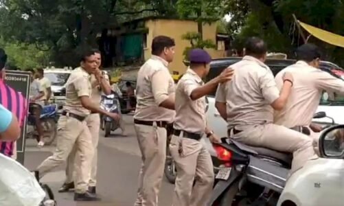 CG – गुंडागर्दी पर उतरे पुलिस वाले : पुलिसवालों ने की आपस में जमकर मारपीट, वर्दी का बीच सड़क पर बना तमाशा, वजह जानकर हो जाएंगे हैरान…..