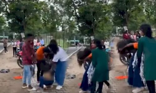 एक बॉयफ्रेंड के लिए दो लड़कियां भिड़ी, पकड़े एक-दूसरे के बाल, जमकर बरसाए थप्पड़, बोली – वह मेरा बॉयफ्रेंड है….जाने पूरा मामला..!!