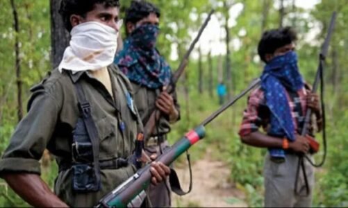 CG ब्रेकिंग : नक्सलियों ने पुलिस जवान के भाई को दिनदहाड़े उतारा मौत के घाट…इलाके में दहशत..!!