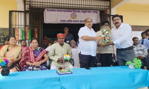 विधायक पुरंदर मिश्रा ,विधानसभा रायपुर के करकमलों द्वारा बालिकाओं को सरस्वती सायकल का वितरण किया गया