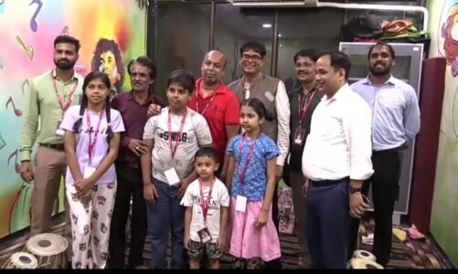 वित्तमंत्री ओ.पी. चौधरी ने कला केंद्र में कलाकारों और प्रशिक्षार्थियों से की मुलाक़ात, बजाया तबला