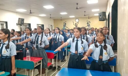 स्वच्छता ही सेवा अभियान: एनजीओ माई बेटी ने स्कूल छात्राओं को स्वच्छता का महत्व बतलाकर पीएमश्री आरडी तिवारी स्कूल में छात्राओं को सेनेटरी पेड वितरित किये