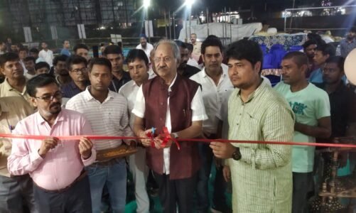 बृजमोहन अग्रवाल के कर कमलों द्वारा गास मेमोरियल मैदान आकाशवाणी चौक में स्वदेशी खादी महोत्सव का भव्य उद्घाटन हुआ