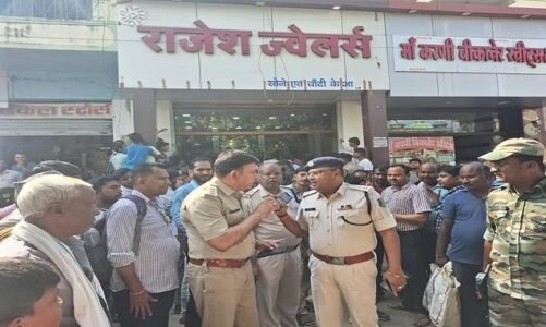 BREAKING : ज्वेलरी दुकान से 6 करोड़ के सोने की लूट, डकैतों ने सिर पर बंदूक के बट से वार कर दिया घटना को अंजाम