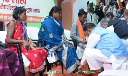 मोर आवास मोर अधिकार: सीएम विष्णुदेव साय ने हितग्राहियों के पैर धोकर किया अभिनंदन, सौंपी खुशियों की चाबी