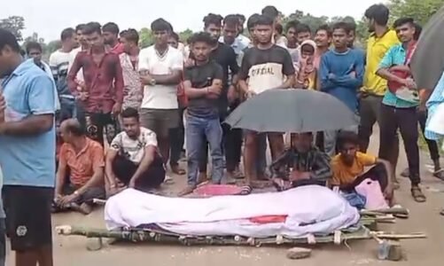 CG: आखिर क्यों, ग्रामीण शव रास्ते पर रखकर कर रहे आंदोलन ? जानें