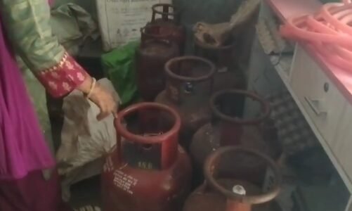 बड़े सिलेंडर से छोटे सिलेंडरों में हो रही थी रिफिलिंग, खाद्य विभाग की टीम ने मारा छापा