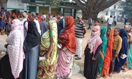 CG – मतगणना खत्‍म होने के बाद ड्यूटी में लगी महिला कर्मी की साड़ी से एक-एक कर गिरने लगे बैलेट पेपर, फिर जो हुआ…. तीन गिरफ्तार…..