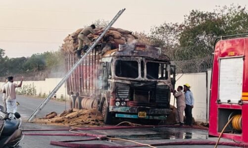 CG : चलती ट्रक में लगी आग, धू-धूकर जल उठा धान से भरा वाहन!