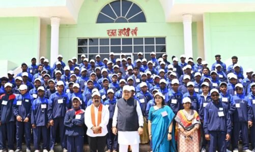 सुकमा के ग्रामीणों ने किया राजधानी का भ्रमण, विधानसभा की कार्यवाही देखी