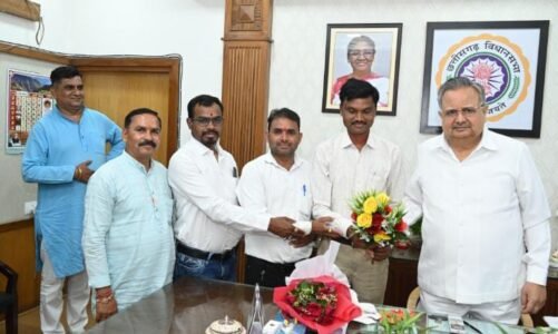 विधानसभा अध्यक्ष डॉ. रमन सिंह से टेड़ेसरा पंचायत के नवनिर्वाचित सरपंच खिलेश्वर साहू ने की मुलाक़ात, गुलदस्ता भेंटकर लिया आशीर्वाद