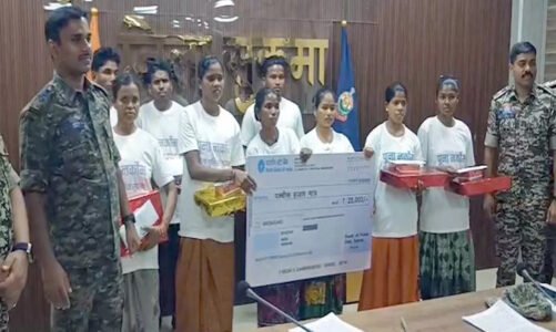 सुकमा में 26 लाख के 9 नक्सलियों ने SP और CRPF अधिकारियों के सामने सरेंडर किया