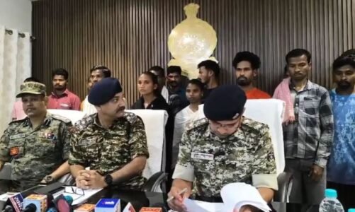 नक्सल संगठन को एक बार फिर झटका, एक साथ 19 नक्सलियों ने किया आत्मसमर्पण, सभी पर थे लाखों रुपये के इनाम