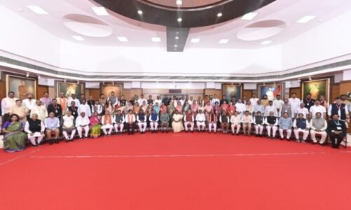 राष्ट्रपति द्रौपदी मुर्मु के साथ विधानसभा में राज्यपाल, विस अध्यक्ष, सीएम, मंत्रियों सहित विधायकगणों ने ली ग्रुप फोटो