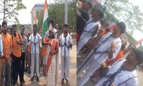 बर्खास्त शिक्षकों का आंदोलन जारी : अनोखे अंदाज में किया प्रदर्शन, इस वेशभूषा में निकाली रैली…..