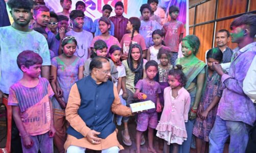 CG : मुख्यमंत्री विष्णुदेव साय ने बगिया में बच्चों संग मनाई रंगों की होली…