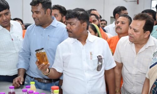 वन मंत्री  केदार कश्यप ने जामगांव में केन्द्रीय प्रसंस्करण इकाई का किया निरीक्षण