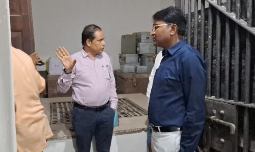कलेक्टर धर्मेश साहू ने जिला कोषालय के 31 मार्च तक का रिकॉर्ड चेक किया