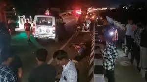 कार और बाइक की जबरदस्त टक्कर : तीन युवकों की मौके पर मौत, कार के उड़े परखच्चे