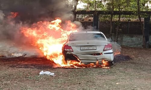 थाना परिसर में लगी आग से मची अफरा-तफरी, आरक्षक की कार जलकर खाक