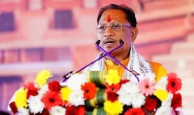 रायपुर । मुख्यमंत्री आज गृह विभाग की बैठक ले रहे हैं। छत्तीसगढ़ में IPS अफसरों के तबादलों की लग रही अटकलों के बीच गृह विभाग की यह बैठक काफी महत्वपूर्ण मानी जा रही है।  चर्चा इस बात को लेकर भी है कि मुख्यमंत्री की बैठक के बाद कई जिलों के एसपी की ट्रांसफर लिस्ट जारी हो सकती है। जानकारी के मुताबिक कुछ आईजी को भी बदला जा सकता है, जबकि डबल प्रभार में चल रहे आईजी को कोई एक जिम्मेदारी दी जा सकती है।  जानकारी के मुताबिक आज दोपहर बाद करीब 1 बजे से मुख्यमंत्री गृह विभाग की समीक्षा बैठक लेंगे, 2 बजे तक यह बैठक चलने वाली है। हालांकि मुख्यमंत्री का आज का कार्यक्रम काफी व्यस्त रहने वाला है जहां वह कई शासकीय कार्यक्रमों में शामिल होंगे, तो वहीं संगठन के संगठन की बैठक में भी मुख्यमंत्री शामिल होंगे।