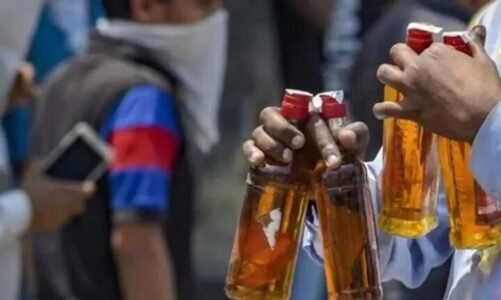 राजधानी में नकली शराब का खुलासा : ढाबे और प्रिंटिंग प्रेस से बड़ी मात्रा में नकली होलोग्राम, स्टीकर और ढक्कन बरामद