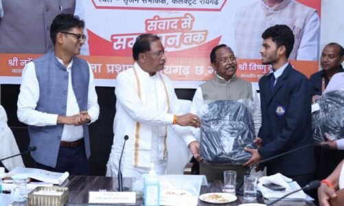 CG : मुख्यमंत्री विष्णुदेव साय ने 10 वीं-12 वीं के मेरिट में स्थान बनाने वाले जिले के 5 छात्रों को प्रदान किया लैपटाप