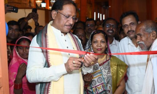 मुख्यमंत्री ने दोकड़ा में पीएम आवास योजना के हितग्राही संतु चक्रेस को चाबी देकर गृह प्रवेश कराया