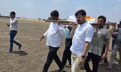 धरसींवा विधायक अनुज शर्मा ने सड़क हादसे में मृतकों को दी श्रद्धांजलि, अंतिम संस्कार में हुए शामिल