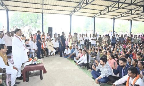 सुशासन तिहार: कांकेर जिले के इस ग्राम में उतरा मुख्यमंत्री साय का हेलिकॉप्टर, चारपाई में बैठकर ग्रामीणों से किया संवाद, करोड़ों के विकासकार्यों की दी सौगात….