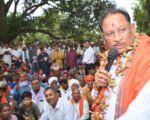 सुशासन तिहार: तेज हवाओं के बीच इस ग्राम में अचानक उतरा मुख्यमंत्री का हेलिकॉप्टर, CM साय के आगमन से गांव में खुशी की लहर, हुआ आत्मीय स्वागत….