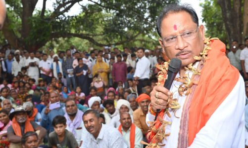 सुशासन तिहार: तेज हवाओं के बीच इस ग्राम में अचानक उतरा मुख्यमंत्री का हेलिकॉप्टर, CM साय के आगमन से गांव में खुशी की लहर, हुआ आत्मीय स्वागत….