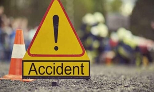 दर्दनाक सड़क हादसा: ट्रेलर की चपेट में आए दो युवक, एक की मौत, दूसरा घायल