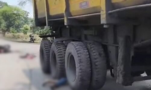 Accident : तेज रफ्तार ट्रेलर ने बाइक सवार युवकों को कुचला, चक्के में फंसकर दो टुकड़ों में बंटा युवक का शरीर