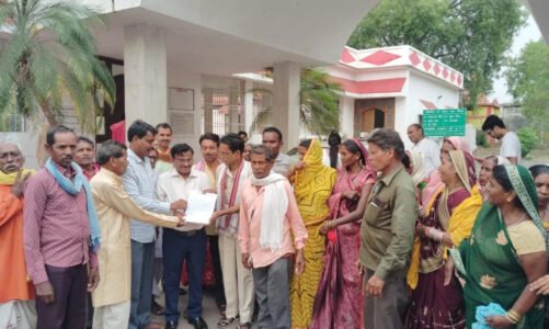 सिरपुर आगमन पर आयुक्त रायपुर संभाग को सत्याग्रही किसानों ने अवैध करणी कृपा स्टील एवं पावर प्लांट के सशर्त डायवर्सन सहित संवैधानिक उल्लंघन पर दिया ज्ञापन – किसान मोर्चा