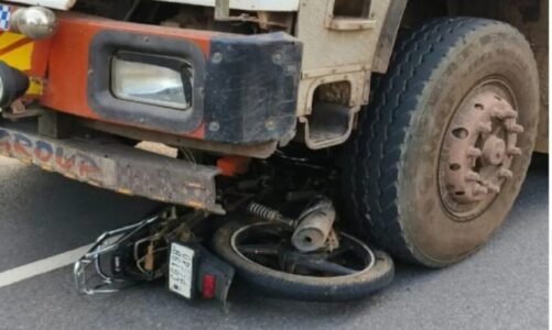 ACCIDENT NEWS : ट्रक में जा घुसी तेज रफ्तार बाइक, तीन लोगों की मौके पर दर्दनाक मौत