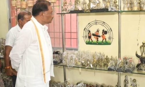 मुख्यमंत्री विष्णु देव साय ने कोण्डागांव के शबरी एंपोरियम में बस्तर की जनजातीय कलाकृतियों का किया अवलोकन….