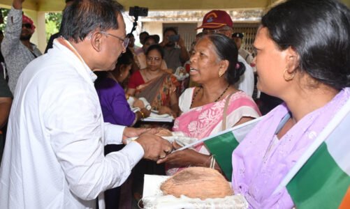 तिरंगा यात्रा में शहीदों के परिजनों को मुख्यमंत्री साय ने शाल और श्रीफल भेंटकर जताया श्रद्धा और सम्मान…