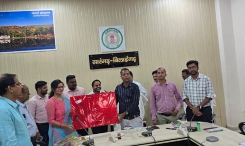 पूनम तिवारी को तहसीलदार से डिप्टी कलेक्टर बनने पर दी गई विदाई