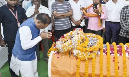 मुख्यमंत्री विष्णु देव साय ने शहीद एएसपी आकाश राव गिरपुंजे को उनके निवास पहुंचकर श्रद्धांजलि दी.