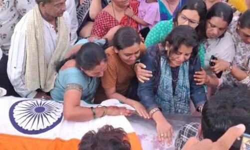 तिरंगे में लिपटे एएसपी आकाश राव गिरिपुंजे को दी गई अंतिम विदाई, बिलख-बिलखकर रोई पत्नी…