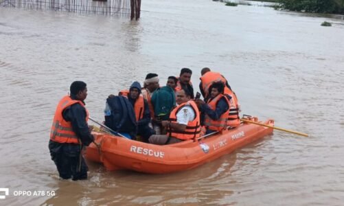 CG- आफत की बारिश : उफान पर शिवनाथ नदी, बाढ़ में फंसे 32 मजदूरों का SDRF ने किया रेस्क्यू