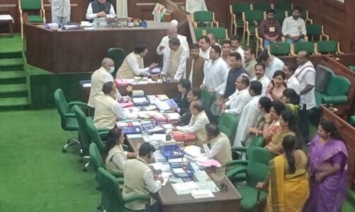 विधानसभा में खाद-बीज की किल्लत पर कांग्रेस का हंगामा, गर्भगृह में घुसे 23 विधायक हुए निलंबित, सरकार ने किया स्थगन खारिज