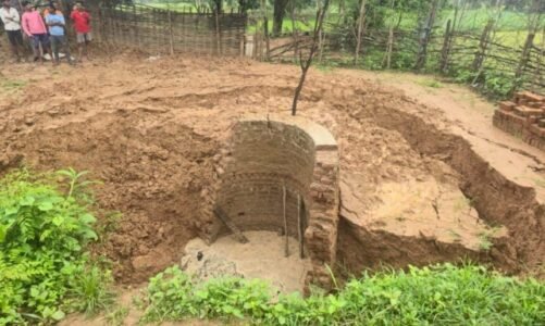 भारी बारिश के चलते धंसा कुंआ, मोटर पंप निकालने घुसे एक ही परिवार के तीन लोगों की मौत