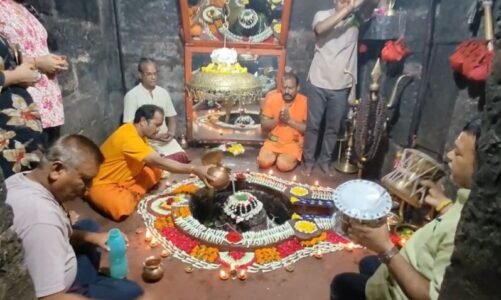 सावन के पहले दिन कुलेश्वर नाथ मंदिर में श्रद्धालुओं का सैलाब, त्रिवेणी संगम में गूंजा “हर हर महादेव”